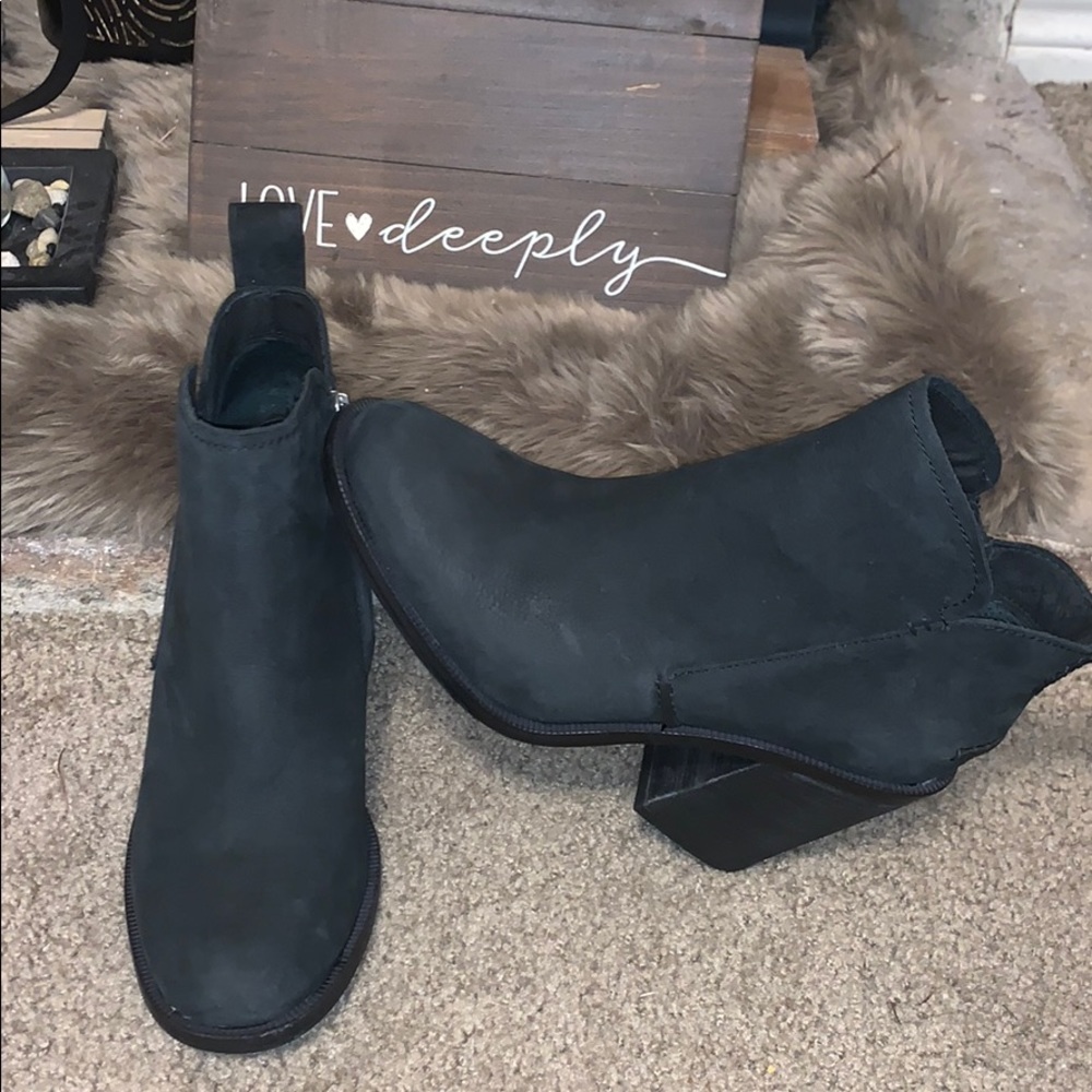 Brand New never worn Ugg Pixley Boots